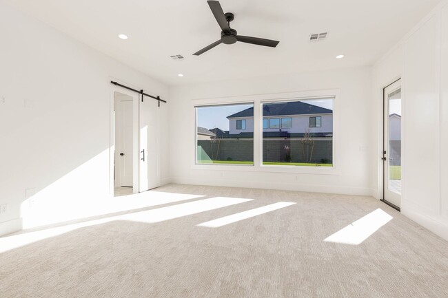 Building Photo - 6 bed / 4 bath / 3 car garage custom home in Pecan Valley