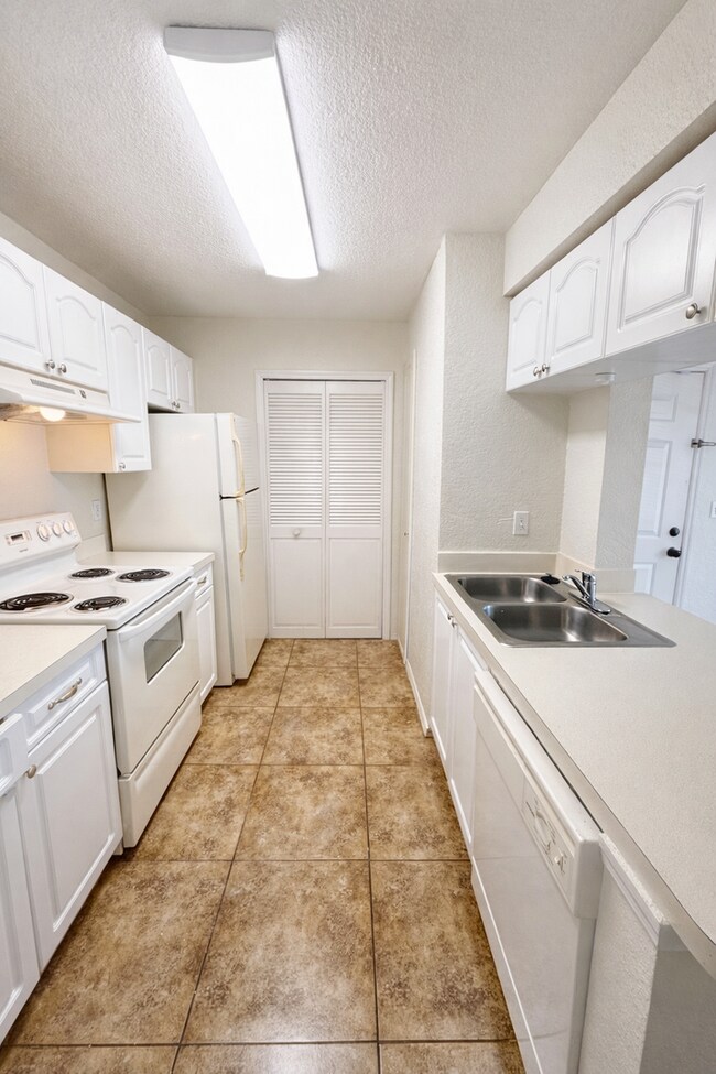 Building Photo - 2550 N Alafaya Trail