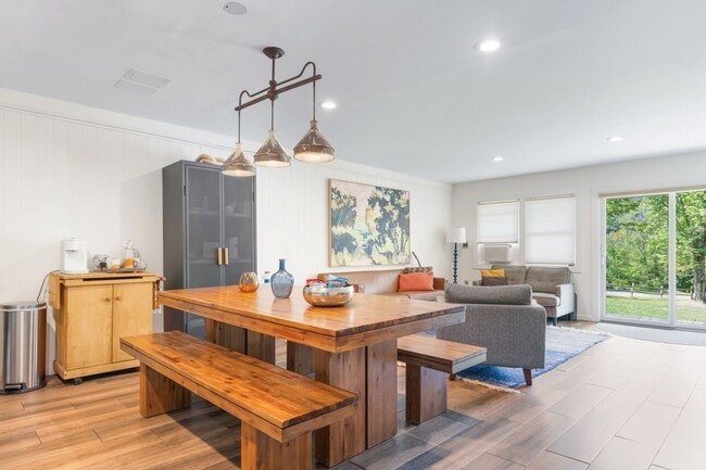 Building Photo - Charming 3BR House in Hunter