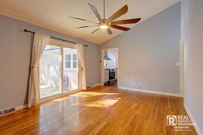 Building Photo - 209 Chucker Dr