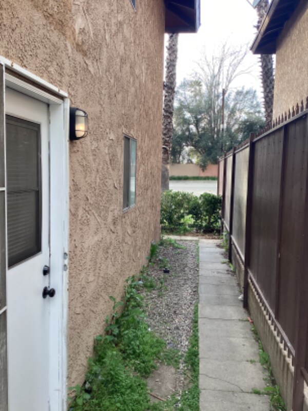 Building Photo - 4465 N Sierra Way