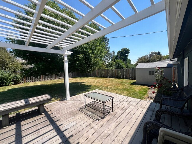 Building Photo - 3 Bedroom, 1 bath House in NW Corvallis of off Circle Blvd