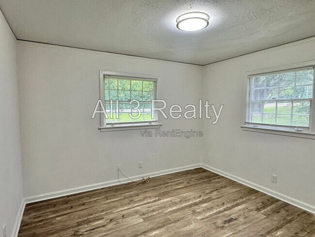 Building Photo - 2557 Woodley Rd