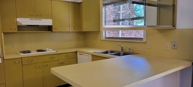 Building Photo - LARGE 2 BEDROOM 3 BATH CONDO IN COLONIAL PARK