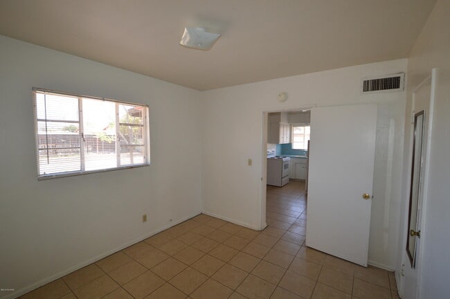 Building Photo - 1150 N Santa Rosa Ave