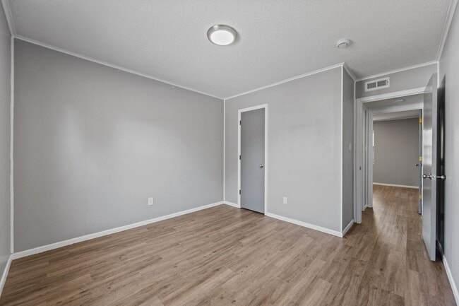 Building Photo - Welcome to Ravenwood Drive!