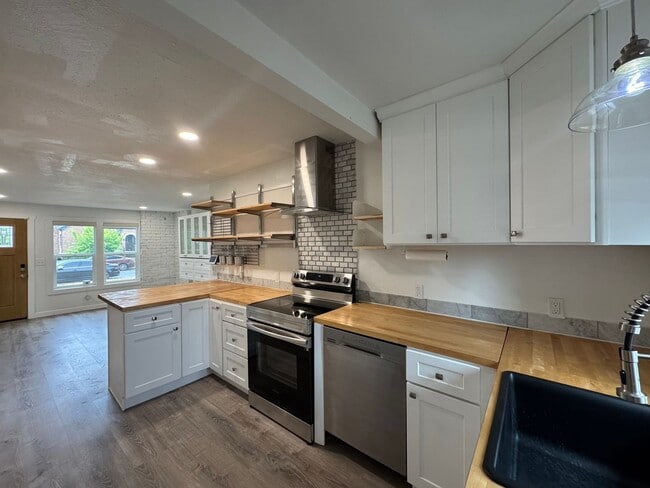 Building Photo - 527 S 50th St