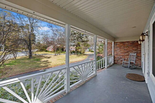 Building Photo - 100 Lakeview Dr