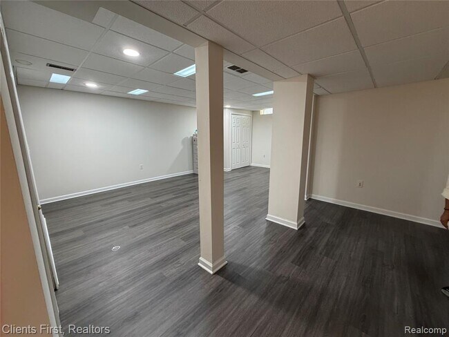 Building Photo - 7043 Foxridge Dr