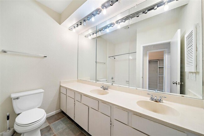 Building Photo - 2207 S Braeswood Blvd