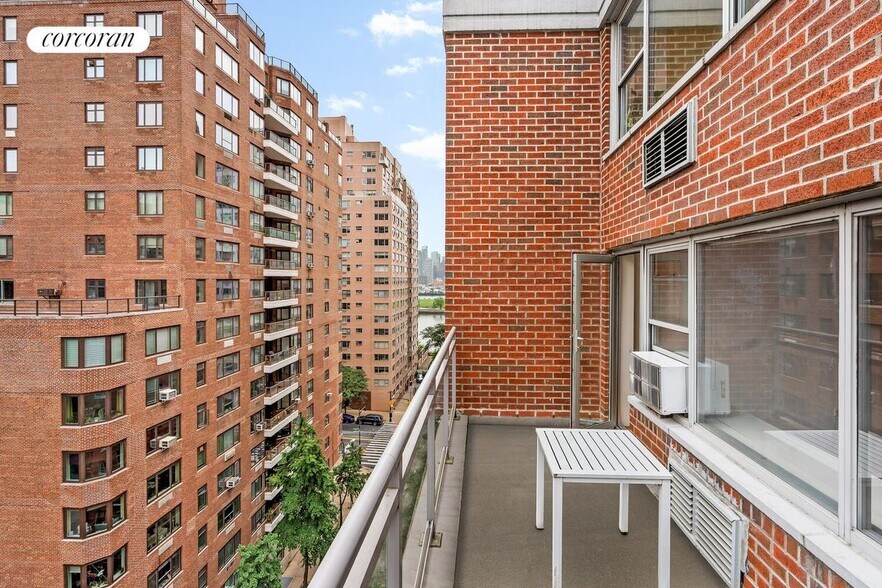 Building Photo - 420 E 55th St