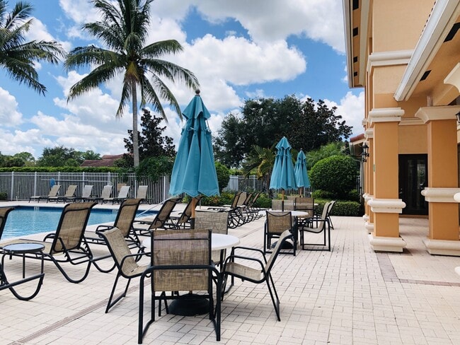 Building Photo - 271 SW Palm Dr