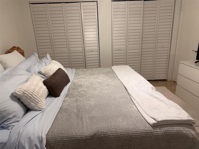 Building Photo - 12035 NE 2nd Ave