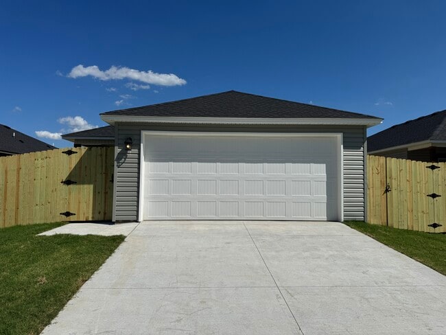 Building Photo - 2566 S Ouachita Dr