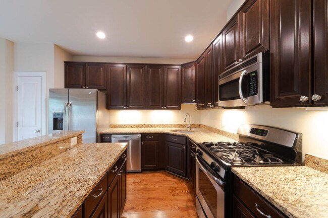 Building Photo - Stunning Centreville Townhome With Excellent Commuter Access