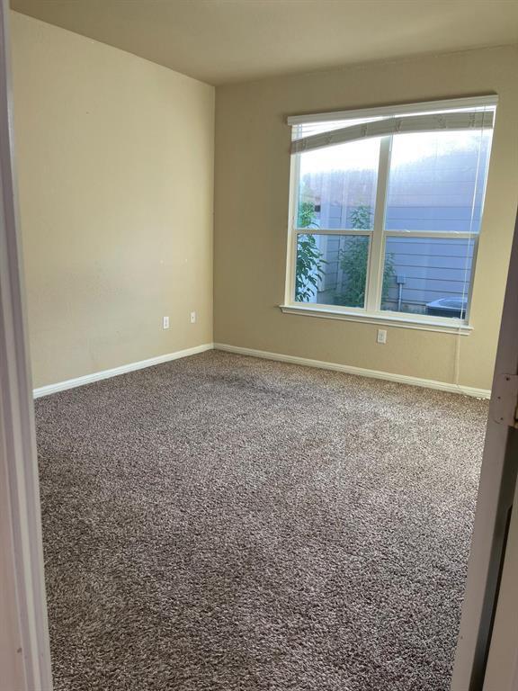 Building Photo - 404 Crater Lake Dr