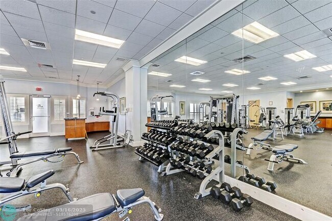 Building Photo - 2650 Lake Shore Dr