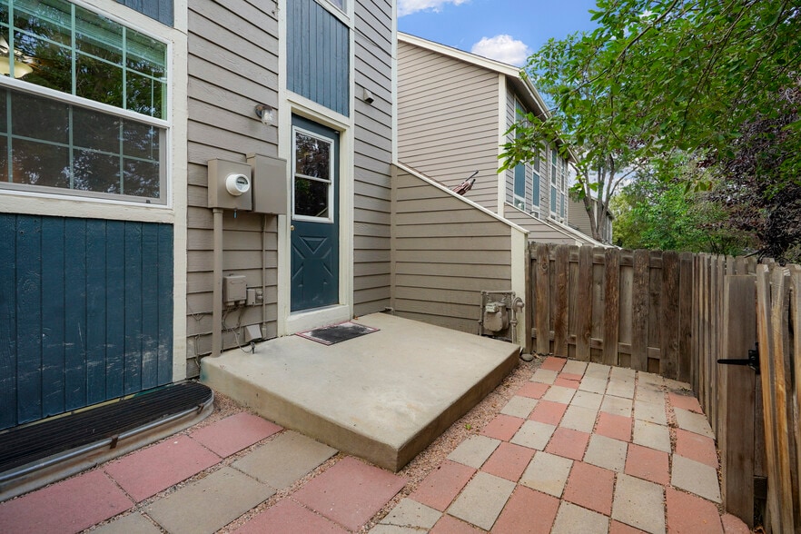 Back of home - 11554 Community Center Dr