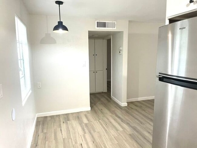 Building Photo - Modern 1 bedroom with yard!