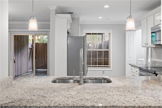 Building Photo - 305 Winding River Dr