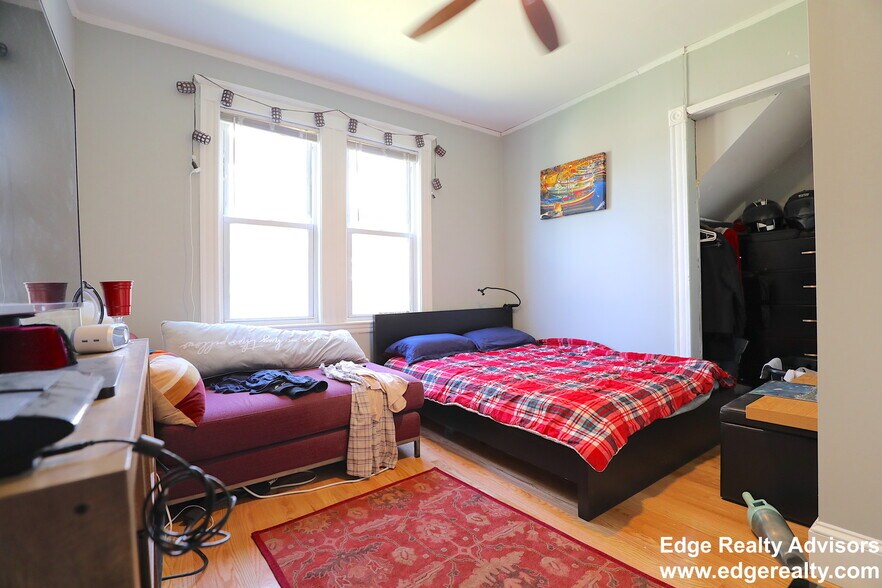 Building Photo - 27 South Crescent Circuit