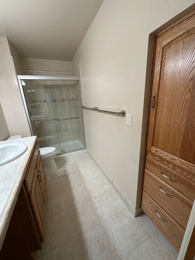 Building Photo - 4 Bedroom, bedrooms with hardwood floors