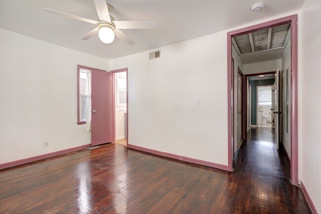 Building Photo - * * * $750 MOVE-IN SPECIAL!!! * * * Charmi...