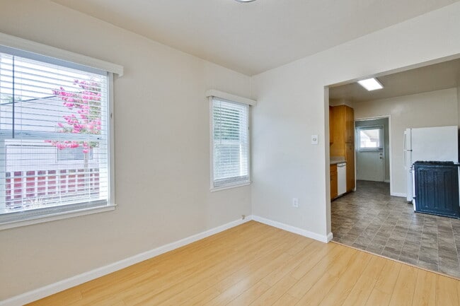 Building Photo - Bright, Clean and Cozy 2BR, 1BA Single Fam...