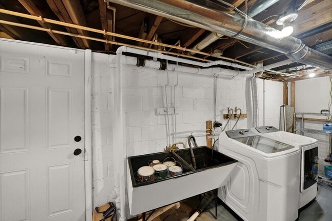 Building Photo - 10523 Howard Ave