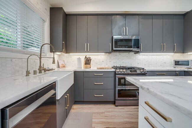 Building Photo - 12042 Sylvester St