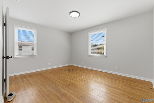 Building Photo - 400 Harolds Dr NW