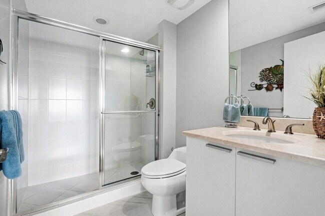 Building Photo - 2640 Lake Shore Dr