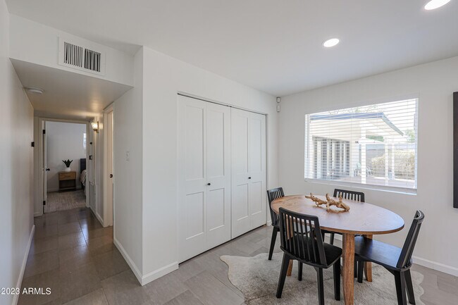 Building Photo - 901 W Berridge Ln
