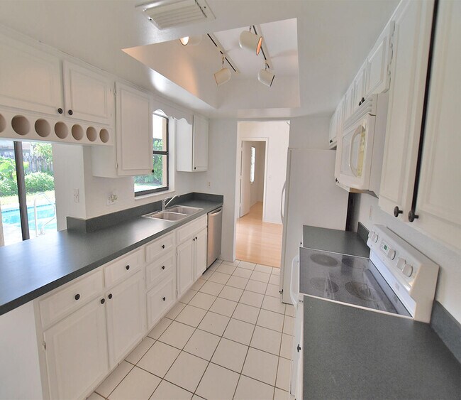 Building Photo - 174 Parkwood Dr