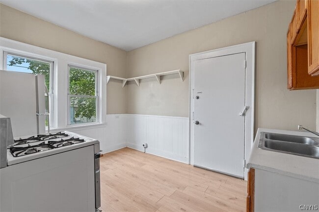 Building Photo - 712 Oak St