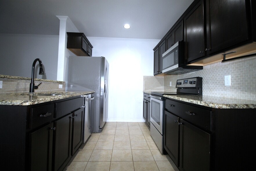 Building Photo - 935 /937 Robineta Ln