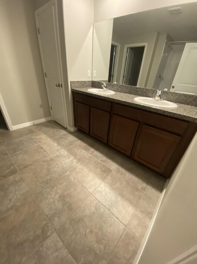 Building Photo - "Spacious 4-Bed, 2-Bath Gem with 1936 Sq Ft of Comfort in Riverview, FL!"