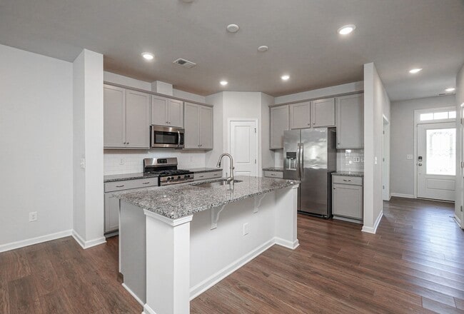 Building Photo - Lovely 3 Bed 2.5 Bath Townhome