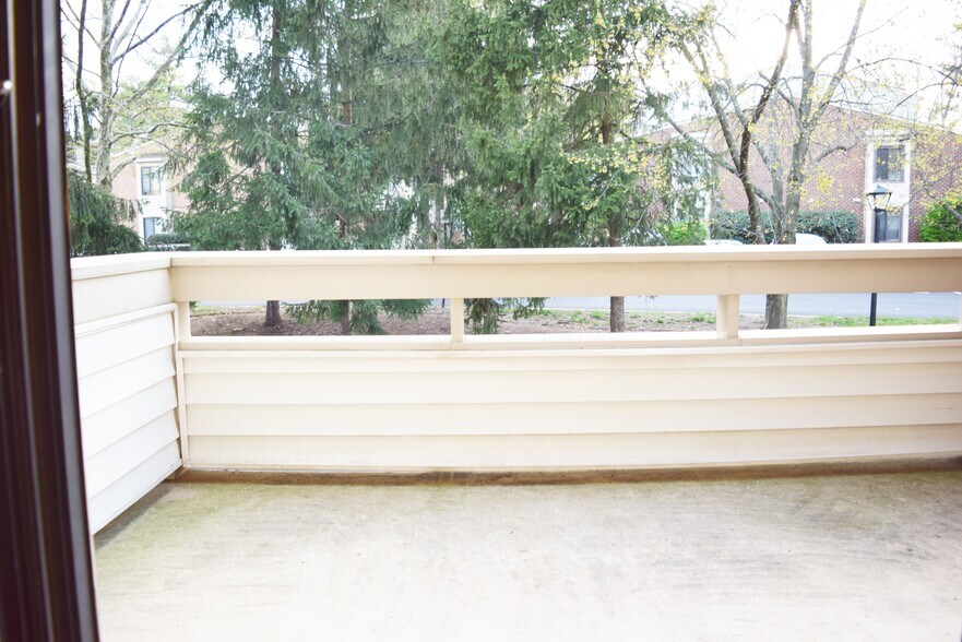 Building Photo - 9745 Lake Shore Dr