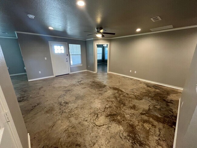 Building Photo - Beautiful Home Located Near High School, T...