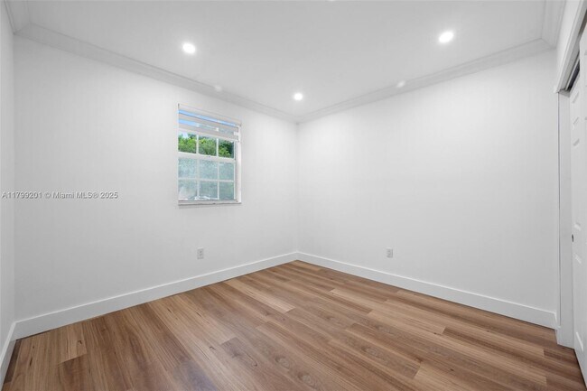 Building Photo - 1400 Salzedo St