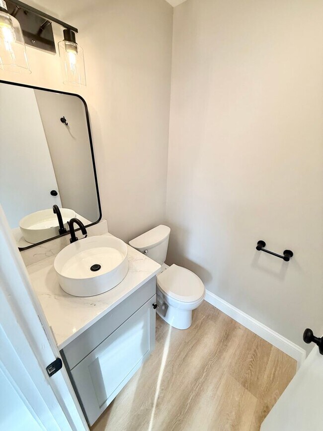 Building Photo - Fully Renovated 3-Bedroom Unit in Prime Ashmont Location w/ Parking