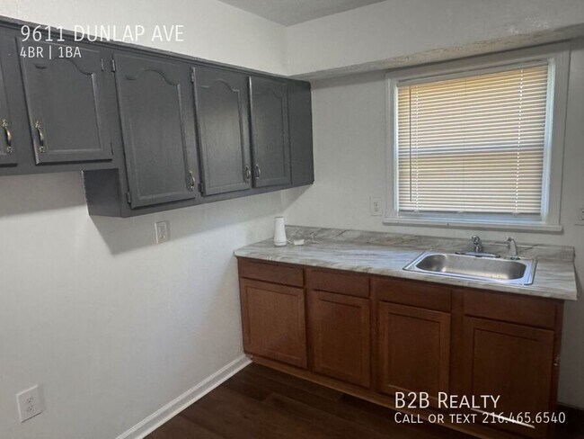 Building Photo - 9611 Dunlap Ave