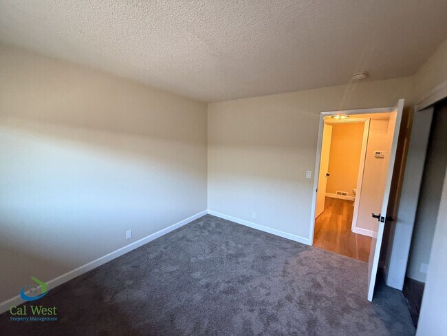 Building Photo - 5863/5865 Hillview Ave.