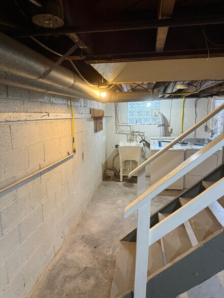 Building Photo - 628 Church St