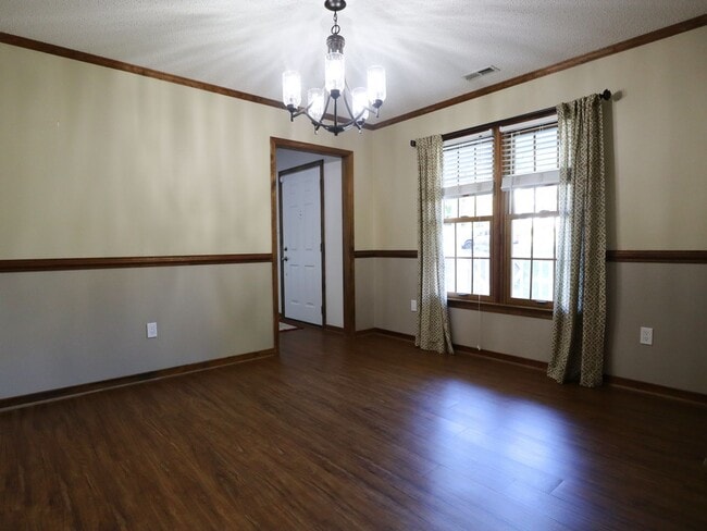 Building Photo - 4-Bedroom Home on Quiet Cul-de-Sac - Must See
