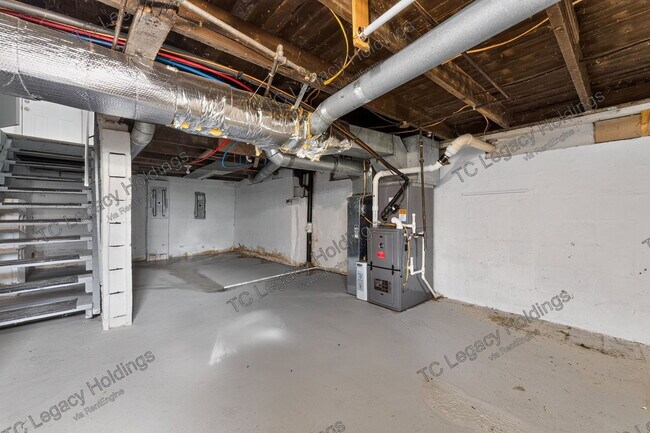 Building Photo - 649 Maple St