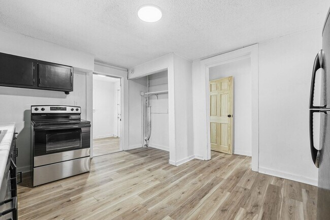 Building Photo - Stylish 2BR with Modern Upgrades