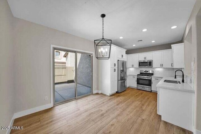 Building Photo - 3941 E Cat Balue Dr