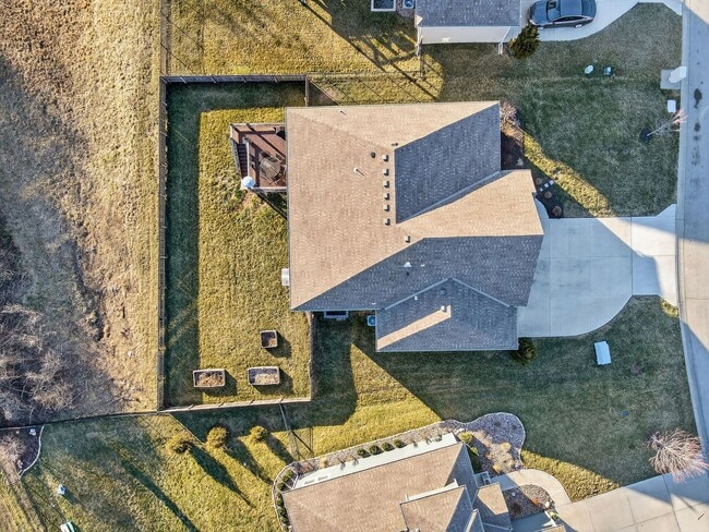 Building Photo - 4 Bed 3 Bath Home | Finished Basement, 2nd Kitchen, Private Backyard | Lee’s Summit